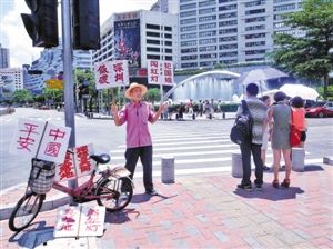 炎炎烈日下,他依然坚守在十字路口。